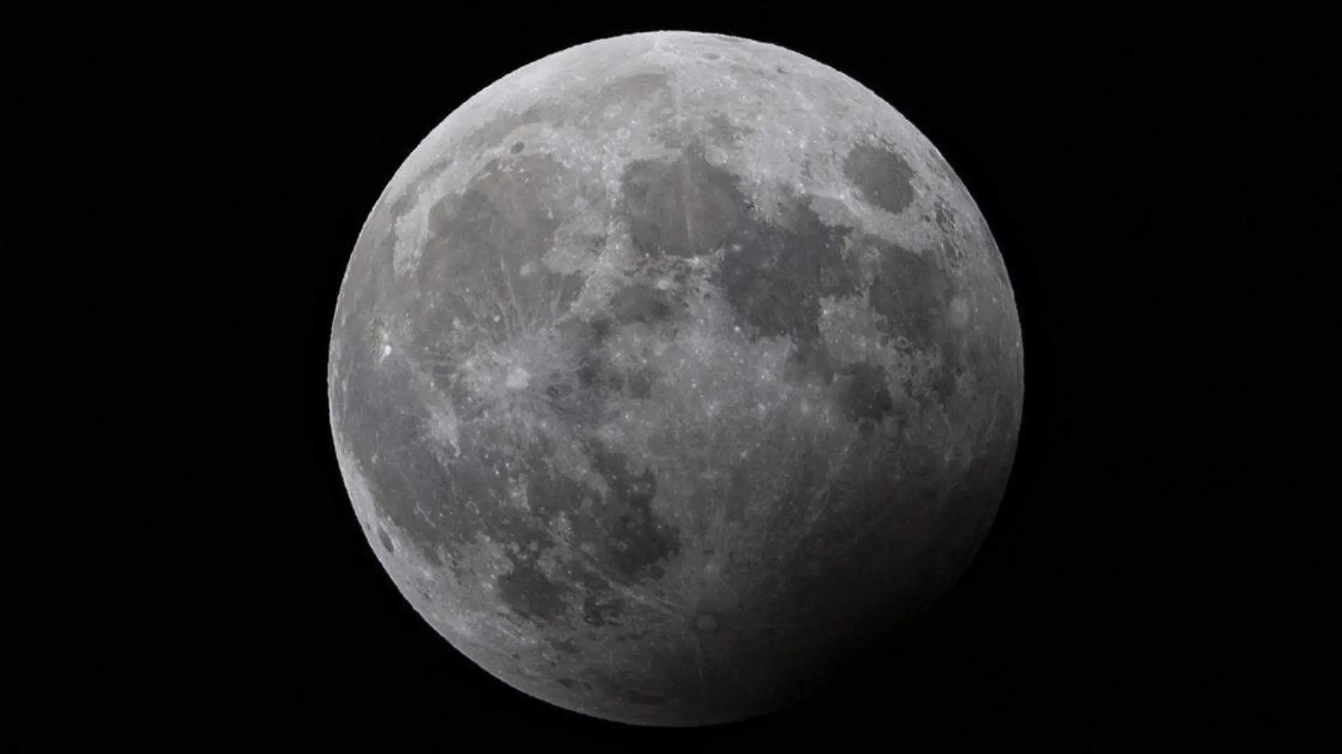 Uno de los cuerpos celestes más estudiados es la Luna, pues el más cercano al planeta Tierra debido a que es su satélite natural